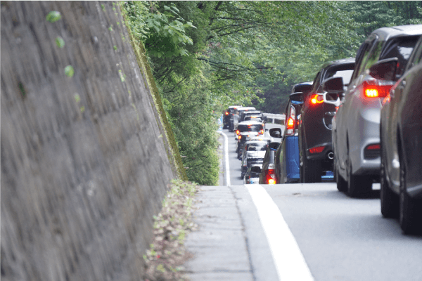 渋滞時にはエアコンがぬるくなることがあります