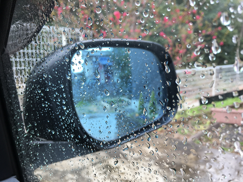 雨のドライブを安全に楽しむ方法 カー用品のジェームス