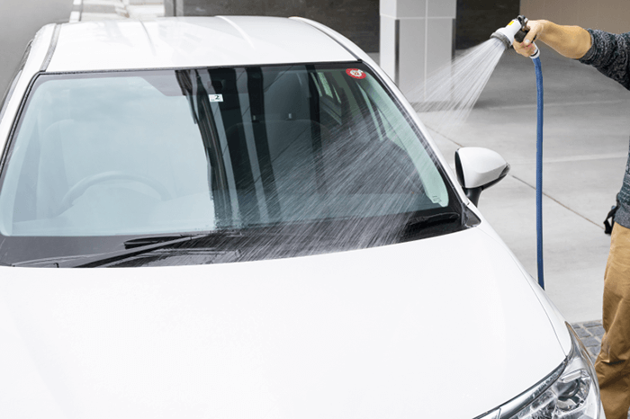 車の屋根から、窓ガラス、ボンネット、ドアと上から下へ水をかけ、ホコリや砂を洗い流します。