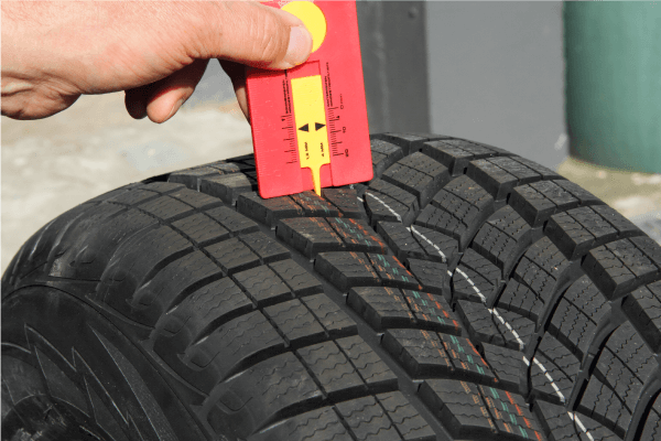 タイヤの溝は1.6mm以上ないといけないと法律で定められている