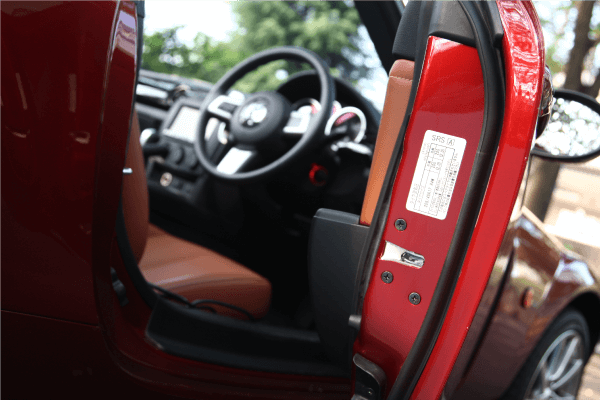 車両指定空気圧は運転席のドアなどのシールに記載