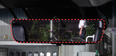 純正ミラーでは映る範囲が限られ死角が多いです