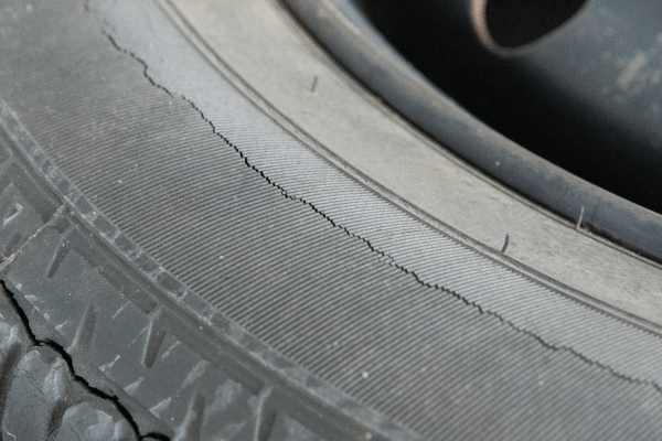 タイヤのひび割れイメージ