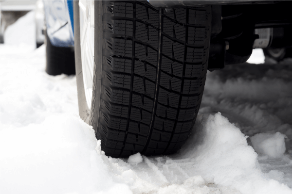 雪道のタイヤイメージ